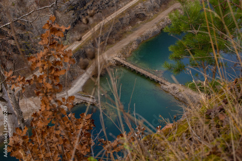 Fototapeta Naklejka Na Ścianę i Meble -  Die Brücke über einen Teich im Steinbruch 