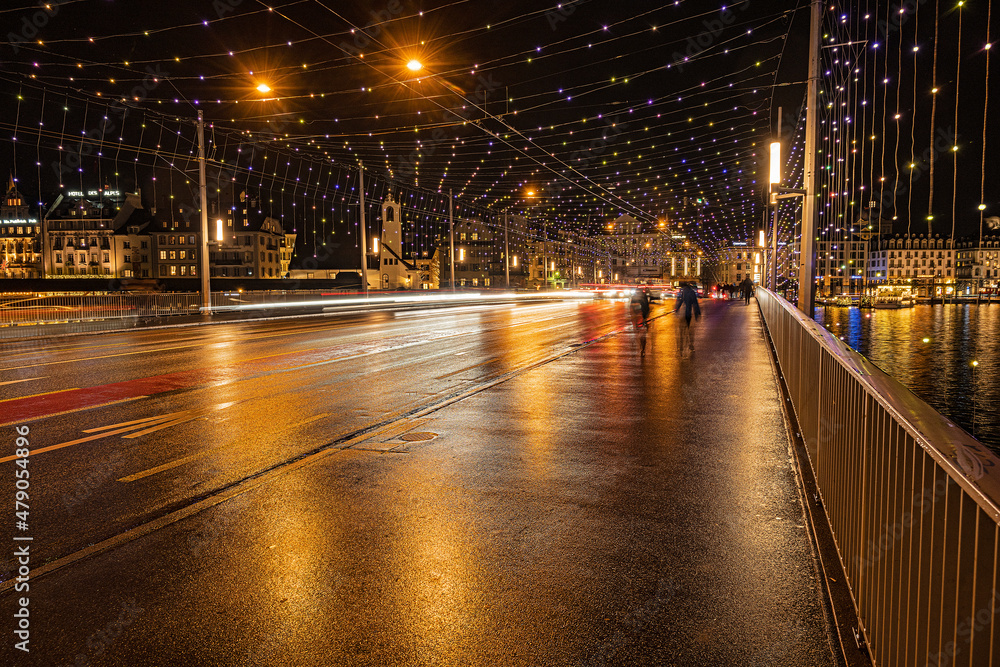 Fototapeta premium Nächtlich beleuchtete Seebrücke, Luzern, Schweiz
