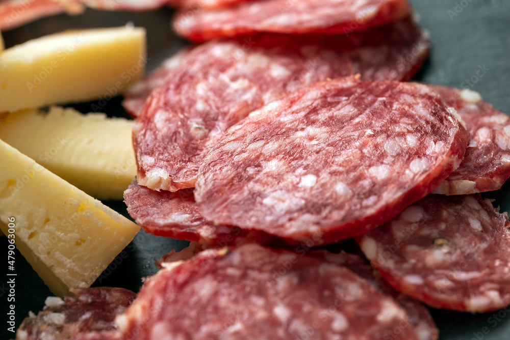Primo piano di salame e formaggio, cibo italiano Primo piano di salame e formaggio, cibo italiano