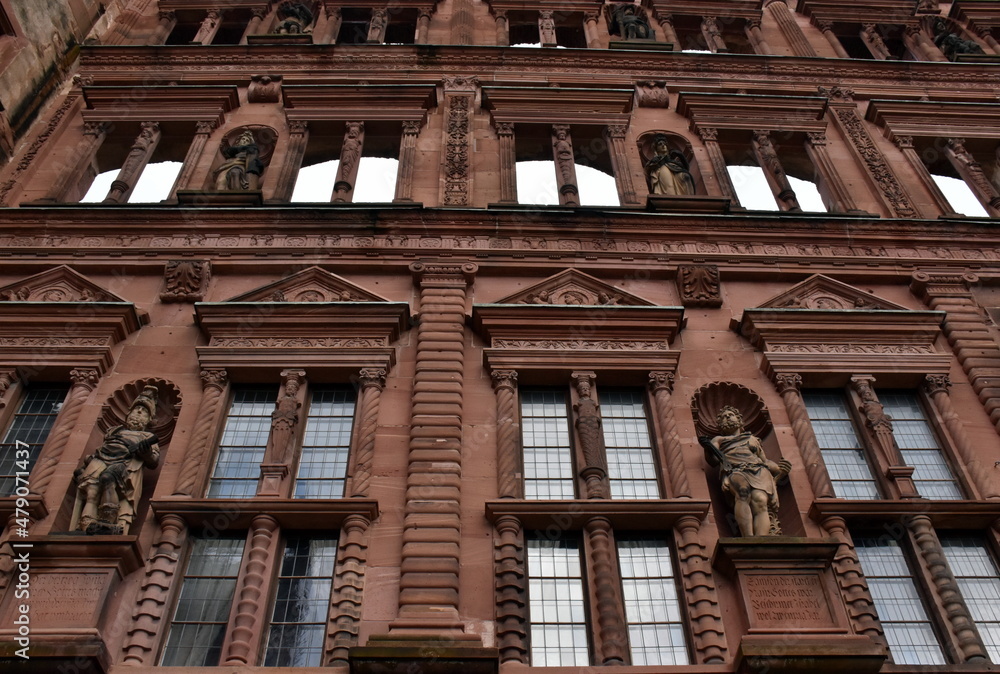 Fassade mit Figuren im Heidelberger Schloss