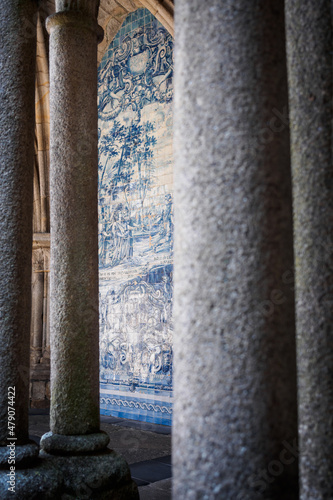 Konstfotografi Traditional azulejos of the Se Cathedral of Porto seen through the columns of th