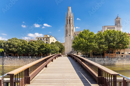 Cuadro en lienzo Girona, Bridge over the river in the center of Girona overlooking the Basilica of Saint Feliu on a sunny day, Catalonia, Spain