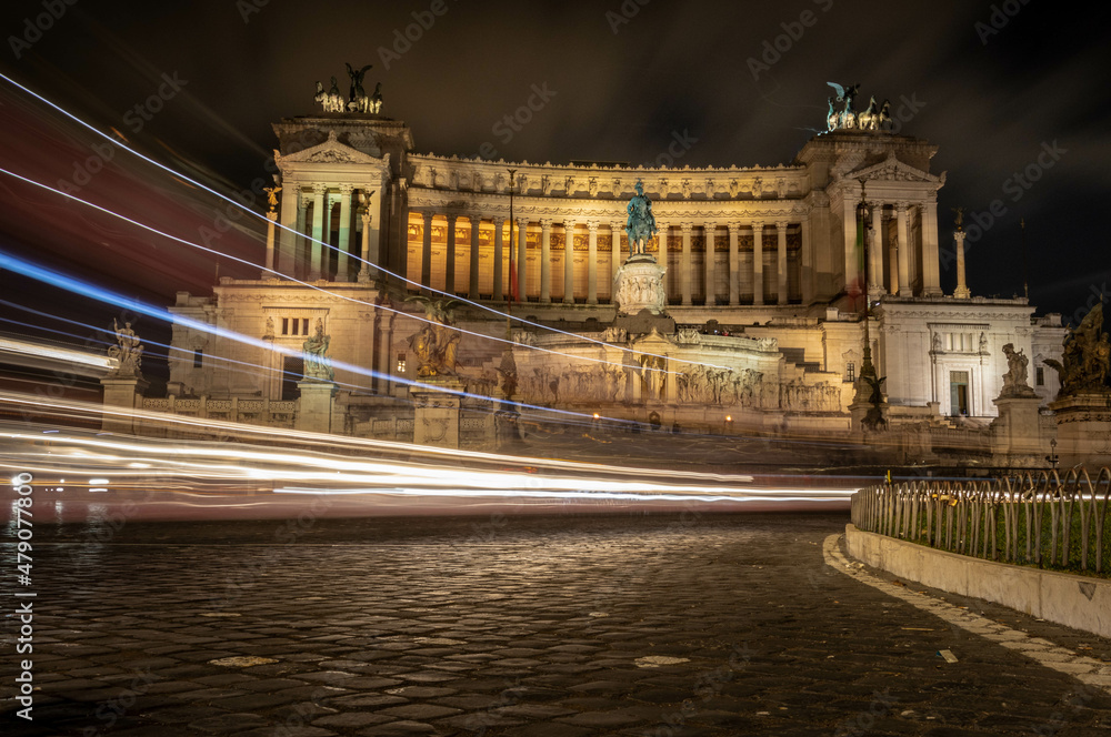 una bellisima foto fatta  al centro di roma monumento altare della patria.
