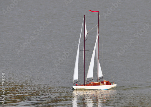 RC-Modellsegelboot mit Holzdeck und Spreizgaffel-Takelage photo