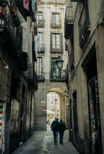 Barrio gótico de Barcelona, pareja de hombres paseando