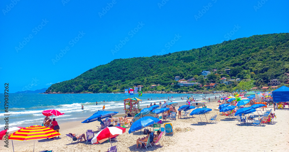 Obraz premium people on the beach and umbrellas and sun and crowded beach at Lagoinha do Norte beach in Florianópolis, Santa Catarina, Brazil, floranopolis