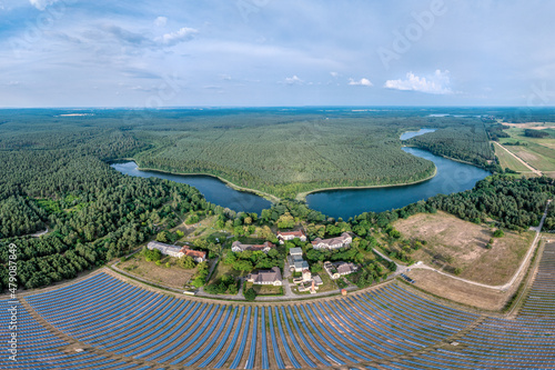Drei Welten - Naturbelassene Seeen, eine menschliche Siedlung und eine Solarzellen Anlage © Thomas