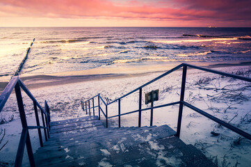 Fototapete Abstieg zum Strand Verschneite Holzbrücke am Winterstrand  © PX Media