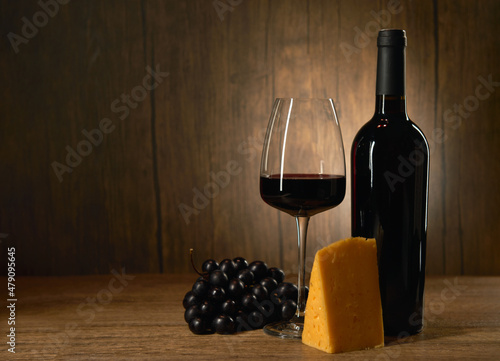 Fototapeta Naklejka Na Ścianę i Meble -  red wine, grapes and cheese