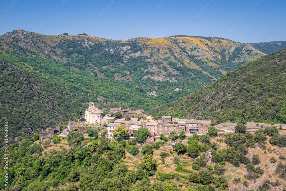 France, Ardèche (07), le village perché de Thines, ses maisons en schiste brun sont couvertes de lauzes.