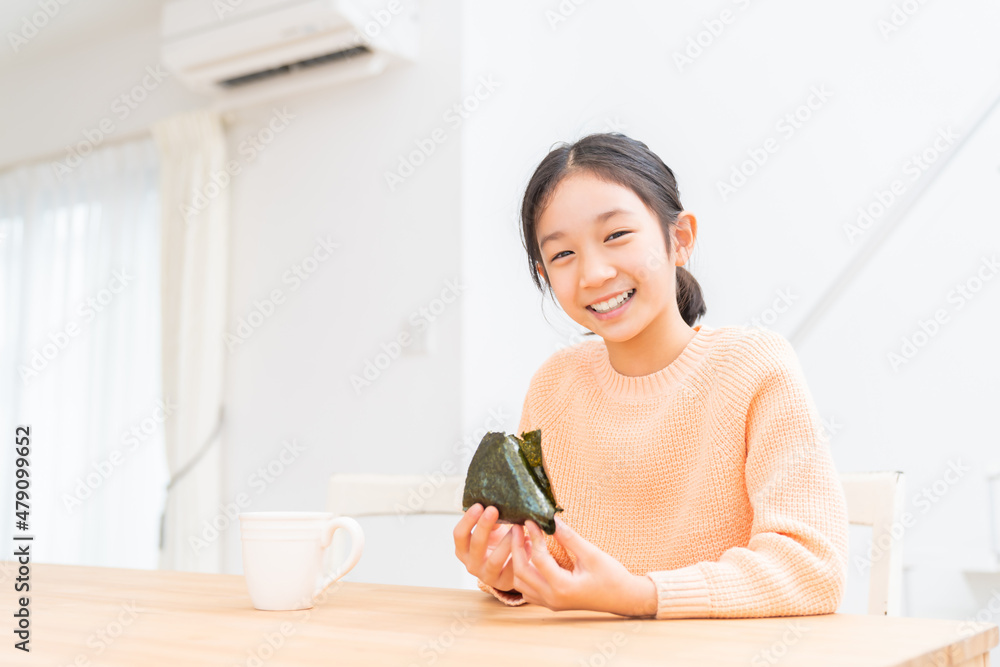 おにぎりを食べる女の子 おにぎりを食べる女の子