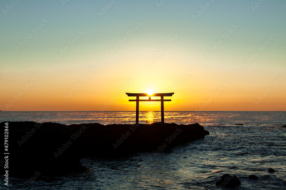 茨城県大洗海岸にある神磯の鳥居から昇る日の出