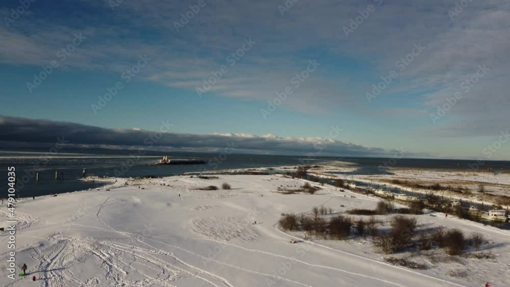 flying over the snow at garry point park, Canadá flying over the snow at garry point park, Canadá
