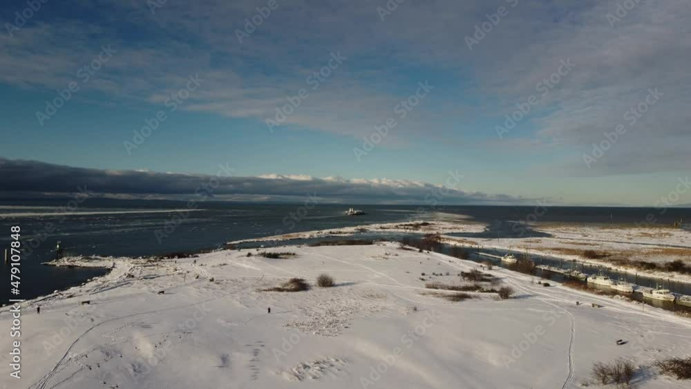 flying over the snow at garry point park, Canadá flying over the snow at garry point park, Canadá