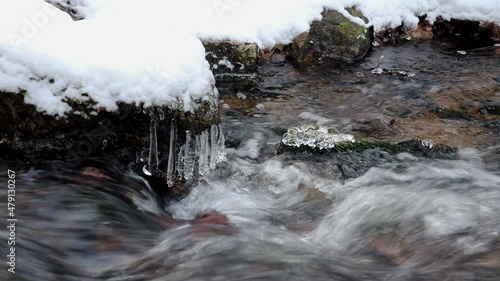 kleiner Bach mit Wasserfall im Winter