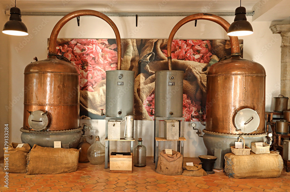 Ancien alambic utilisé pour la distillation de parfum dans une usine à  Grasse, France Photos