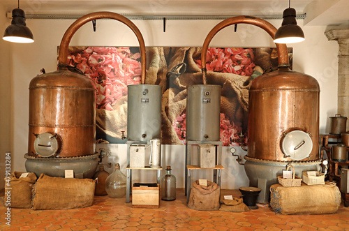Tableau sur toile Ancien alambic utilisé pour la distillation de parfum dans une usine à Grasse, F