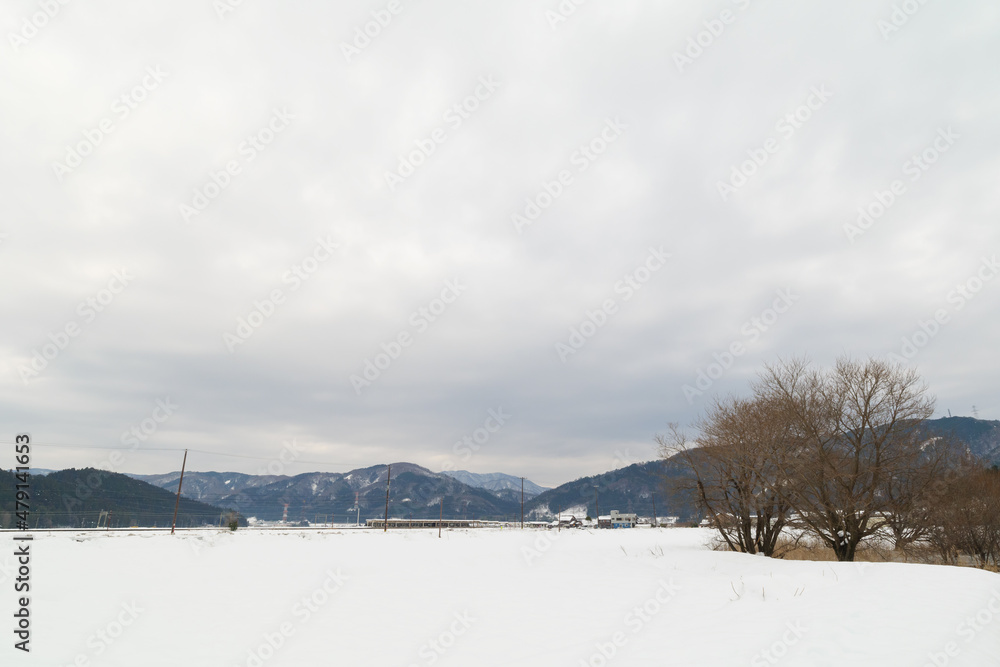 Obraz premium Landscape of snow-covered plains in Shiga Prefecture, Japan in mid-winter.
