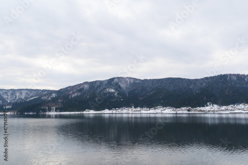 A view of Lake Yogo in Shiga Prefecture in midwinter, with the sky reflecting off the lake surface. © 隼人 岩崎