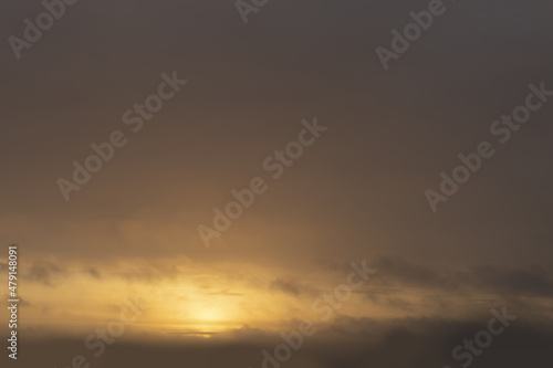 soleil matinal sur ciel gris © Dominique VERNIER