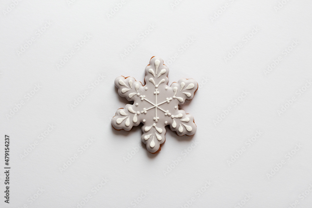 Fototapeta premium Gingerbread cookie in snowflake shape isolated on white background