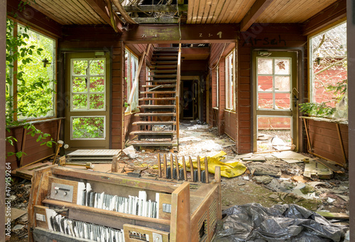 Abbruchstimmung in einem Sportheim mit zerstörten Klavier während der Corona Krise photo