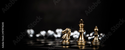 Fotografia Close-up king chess bishop and knight standing on chess board concept of team player or business team and leadership strategy and human resources organization management