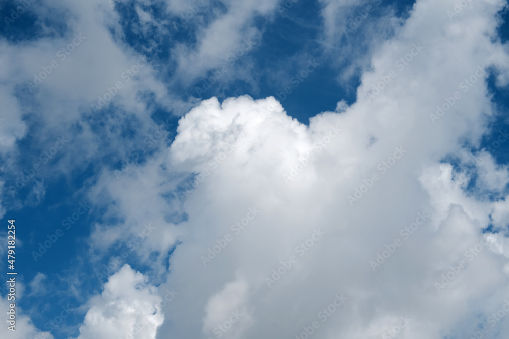 Obraz premium Background of a blue sky with fluffy clouds