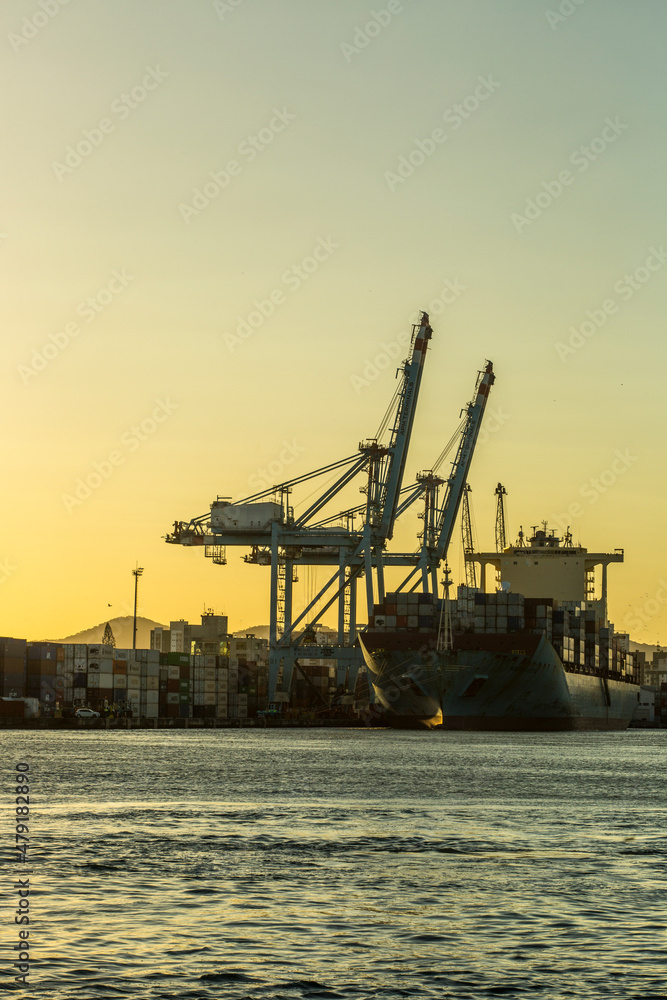 Pôr do Sol no Porto de Itajaí durante o verão em Santa Catarina - Brasil