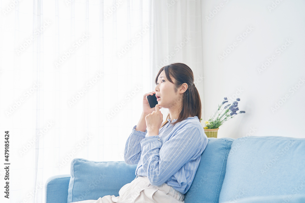 女性 電話する リビング 考える 女性 電話する リビング 考える