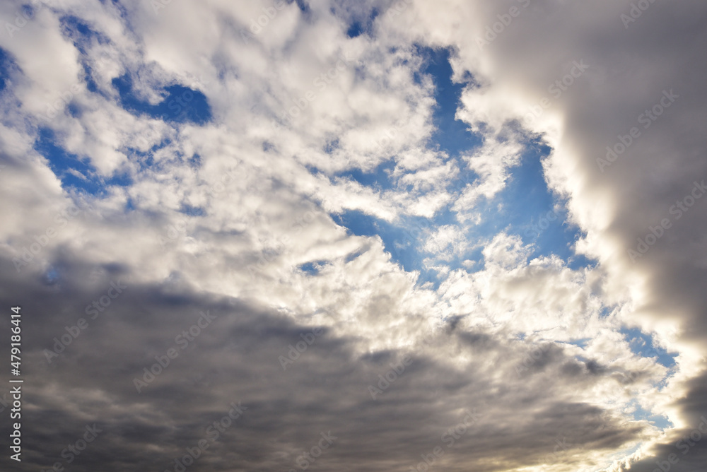 Fototapeta premium 直線的な雲の切れ目と青空