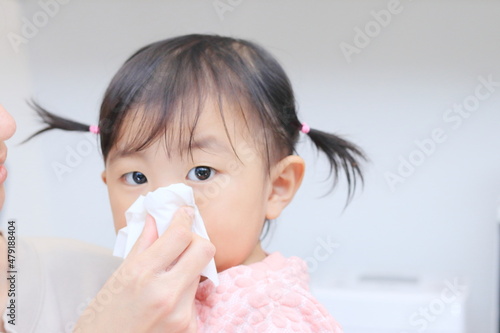 鼻をかむ子供