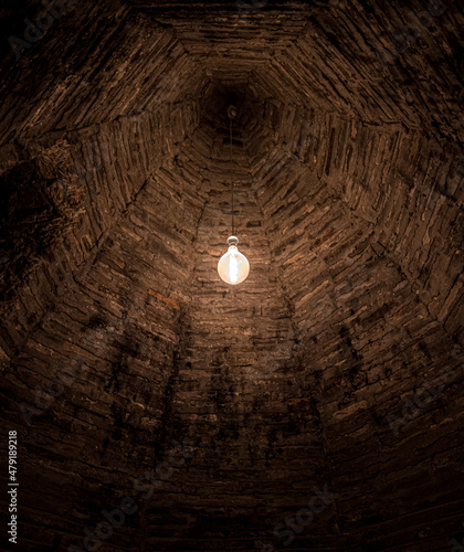 Fotografi bombilla noche oscuridad misterio ladrillo marrón