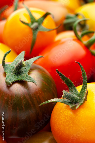 Bunte Cocktail-Tomaten isoliert auf weissem Hintergtund