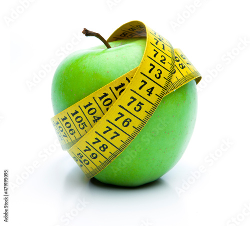Grüner Apfel mit Maßband isoliert auf weissem Hintergrund