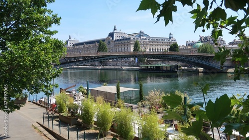 Paysage urbain dans la ville de Paris, vue sur le musée d’Orsay et le pont passerelle Léopold Sédar-Senghor sur la Seine, avec des arbres (France) photo