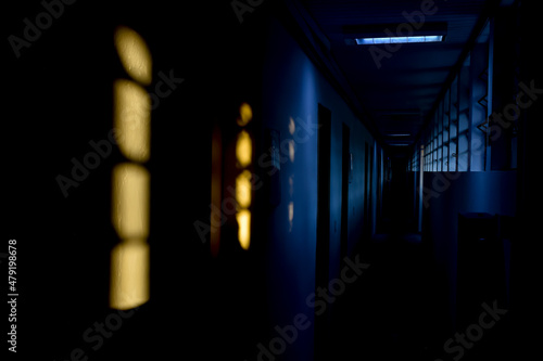 Corredor azul e amarelo