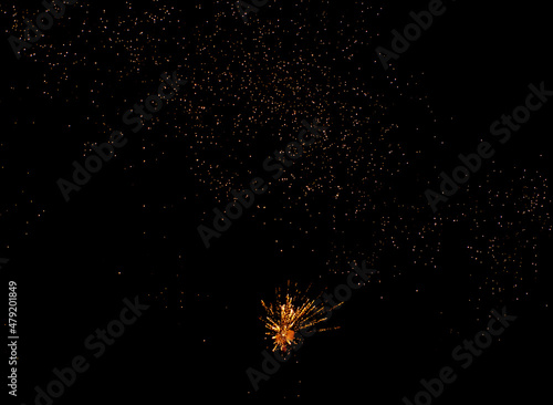 Abstrakte Funken von einem Silvester Feuerwerk f  r Hintergr  nde