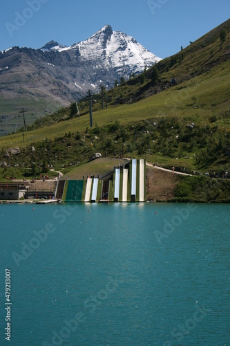 Tignes et le lac avec le sommet de la Sassière en arrière-plan (Haute-Tarentaise, Rhônes-Alpes, Savoie, France) photo