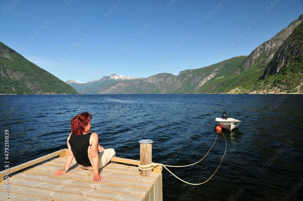 Frau am Hardangerfjord in Norwegen 