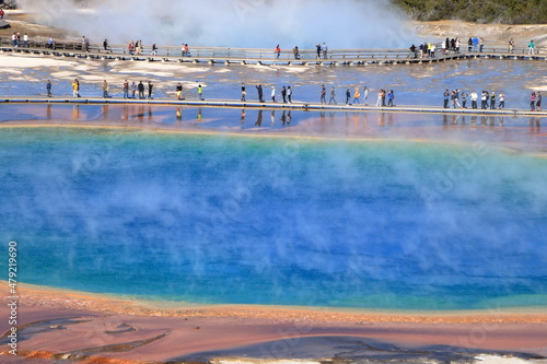 Tourists on the Grand Prismatic Spring boardwalk, Yellowstone National Park, Wyoming, USA © Salil