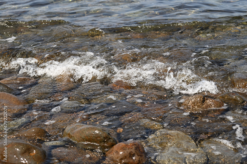 Fototapeta premium 岩の海岸で透き通った海水の波打ち際