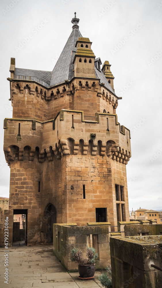 Olite and its castle were the residences of the kings and queens of the kingdom of Navarre until its union with Castile in the 16th century.