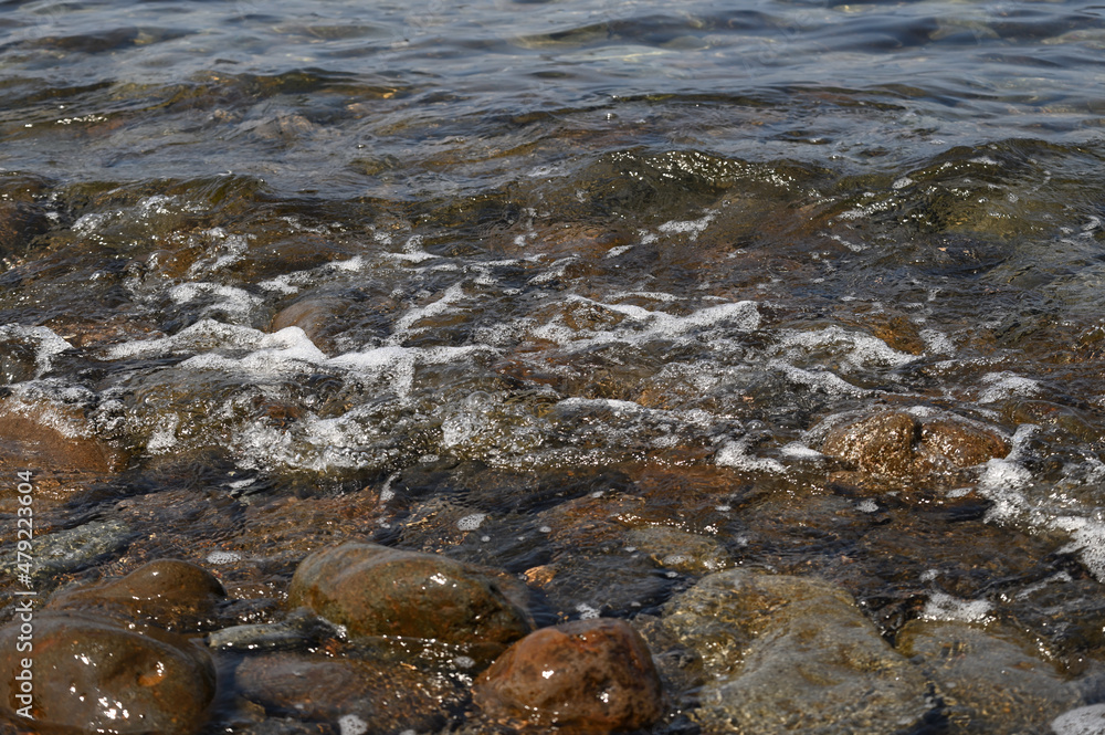 岩の海岸で透き通った海水の波打ち際