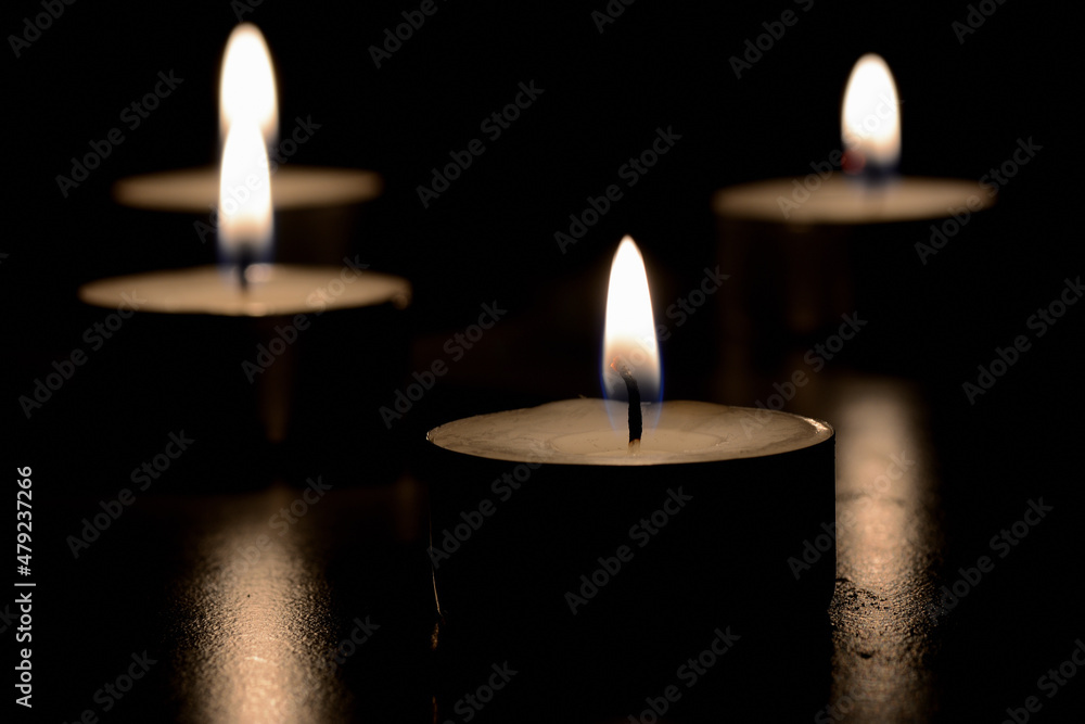 Jasny płomień świec symbolizujący życie - obrazy, fototapety, plakaty 