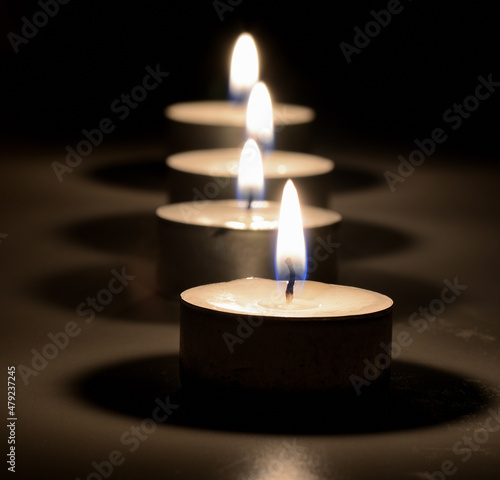 Jasny płomień świec symbolizujący życie
