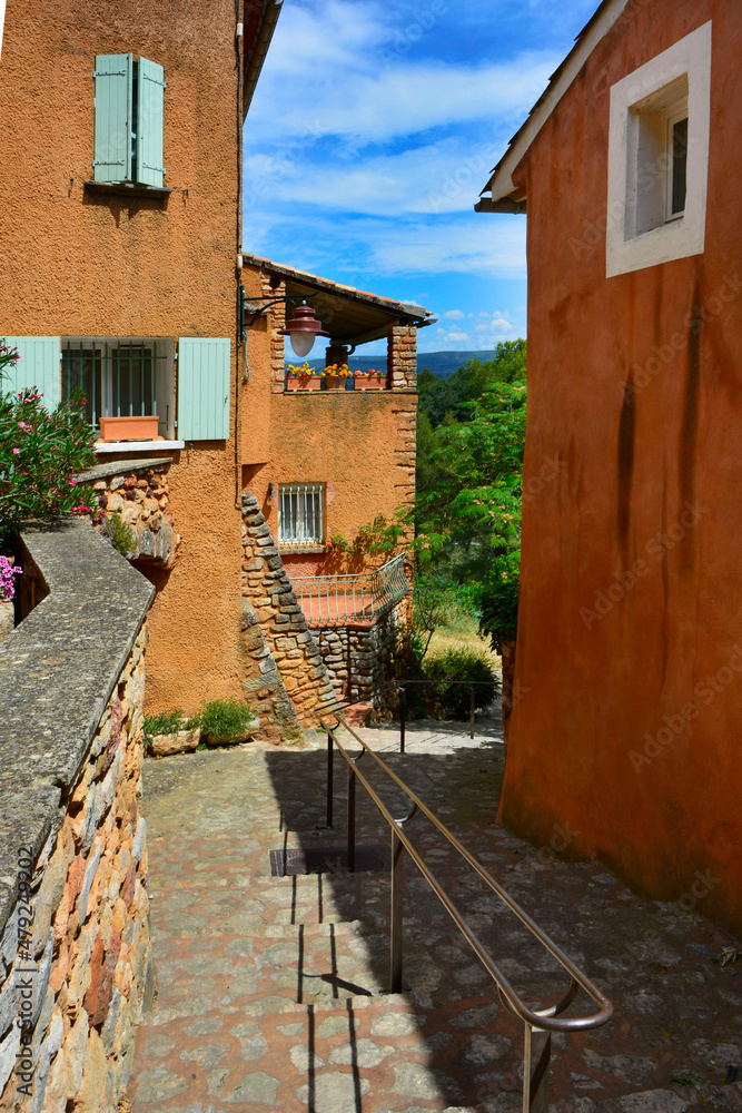 Fototapeta premium uliczka w południowej europie, pomarańczowe domy, uliczka w prowansalskim miasteczku, Provencal town, ocher-painted houses 