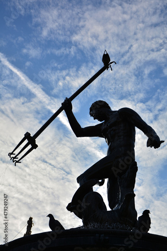 Fototapeta neptun na tle niebia, fontanna, fontanna z neptunem, neptun na tle dramatycznego