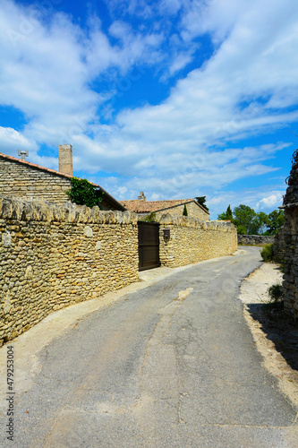 kamienne mniasteczko w Grecji, road and stone fence in provencal town