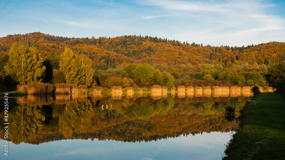 Jesień nad stawem w Bieszczadach. Autumn by the pond in the Bieszczady Mountains.